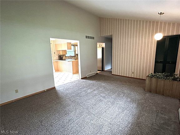 4th image of 390 Smith Dr