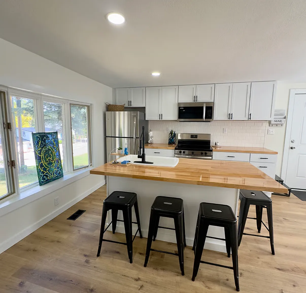 3 bed, 732 sqft, $2,200 — Photo 3