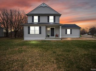 990 Waters Edge Ln, Fenton, MI 48430