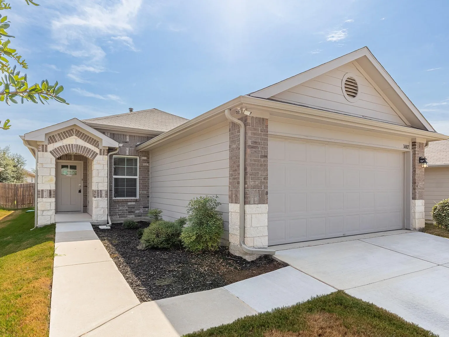 3 bed, 2.0 bath, 1368 sqft, $2,000 — Photo 2
