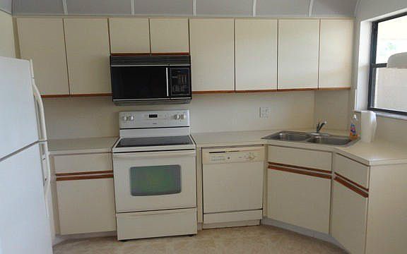 3rd image of 5885 Parkwalk Dr