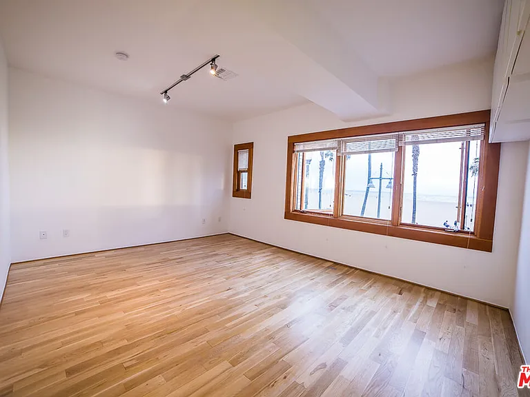8 Brooks Ave — Photo 4