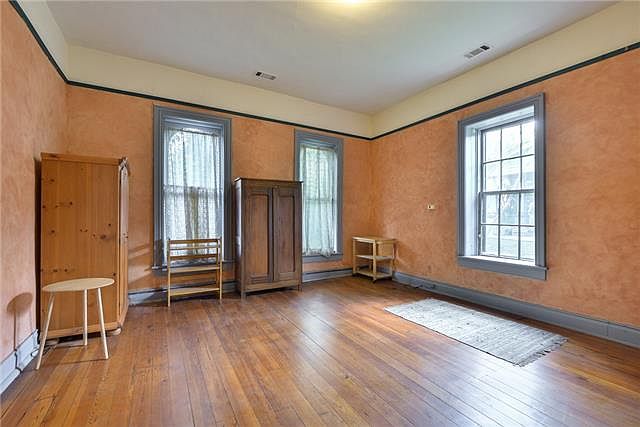 2nd image of 604 Monroe St