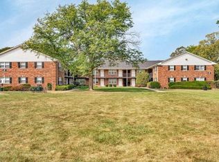 25 Briar St #33-17, Glen Ellyn, IL 60137