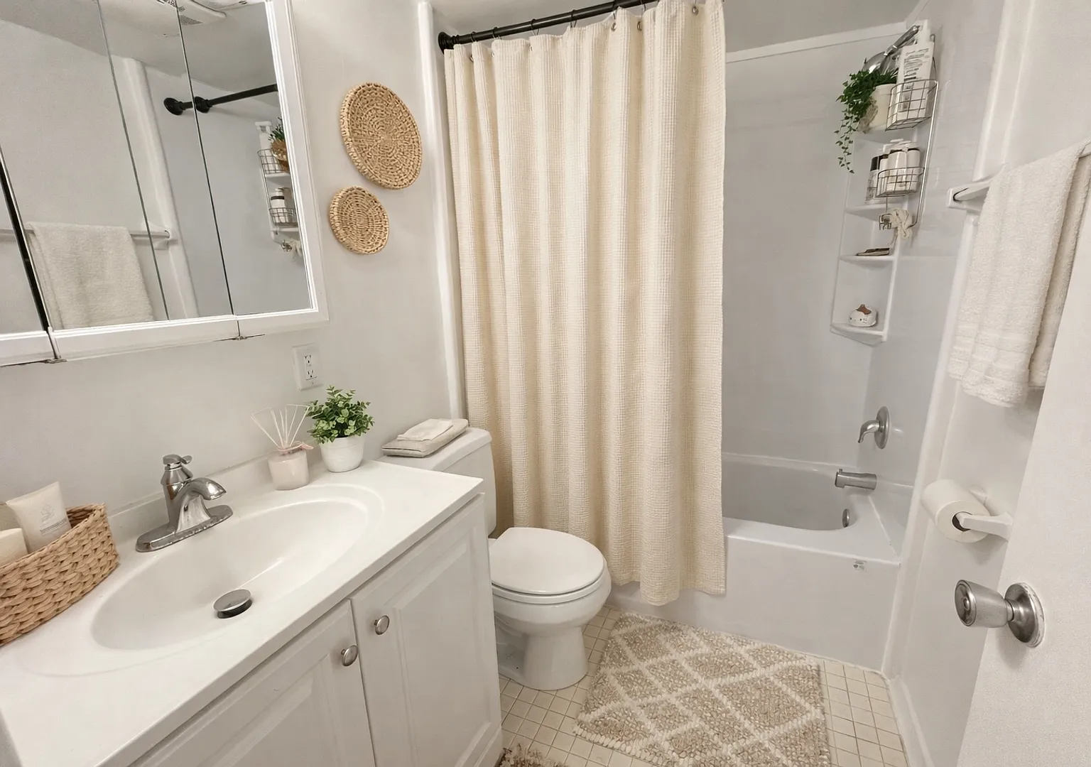 True 1 Bedroom Overlooking Doak Campbell — Photo 4
