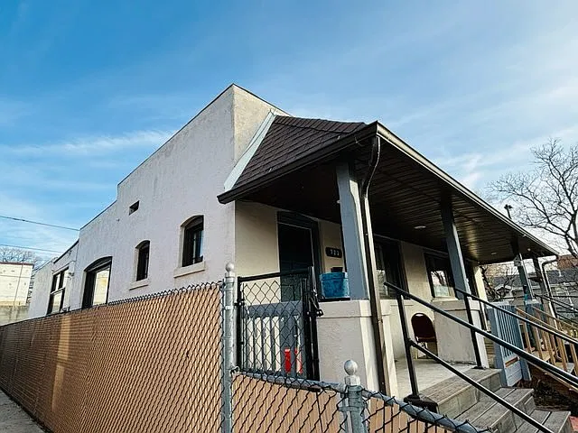 725 S Laconia Ct — Photo 2
