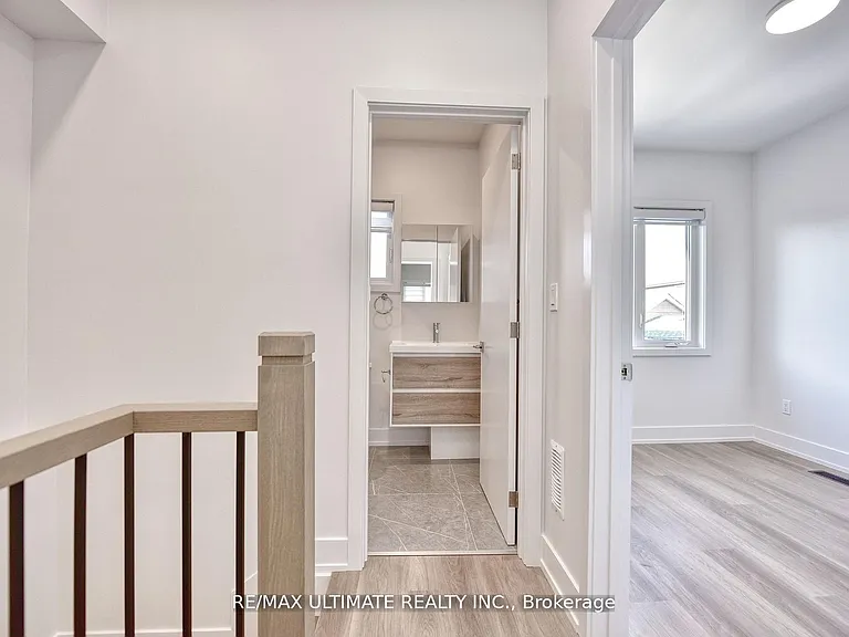 385 McRoberts Ave #LANEWAY — Photo 11