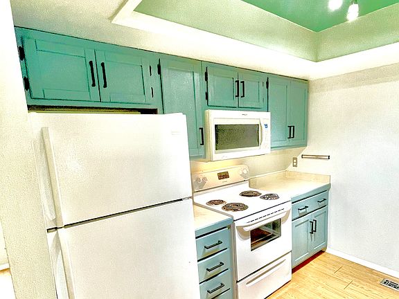 Nice lighting in the kitchen :)