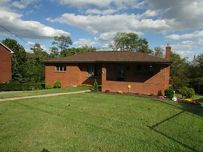 230 Dennis St photo 1
