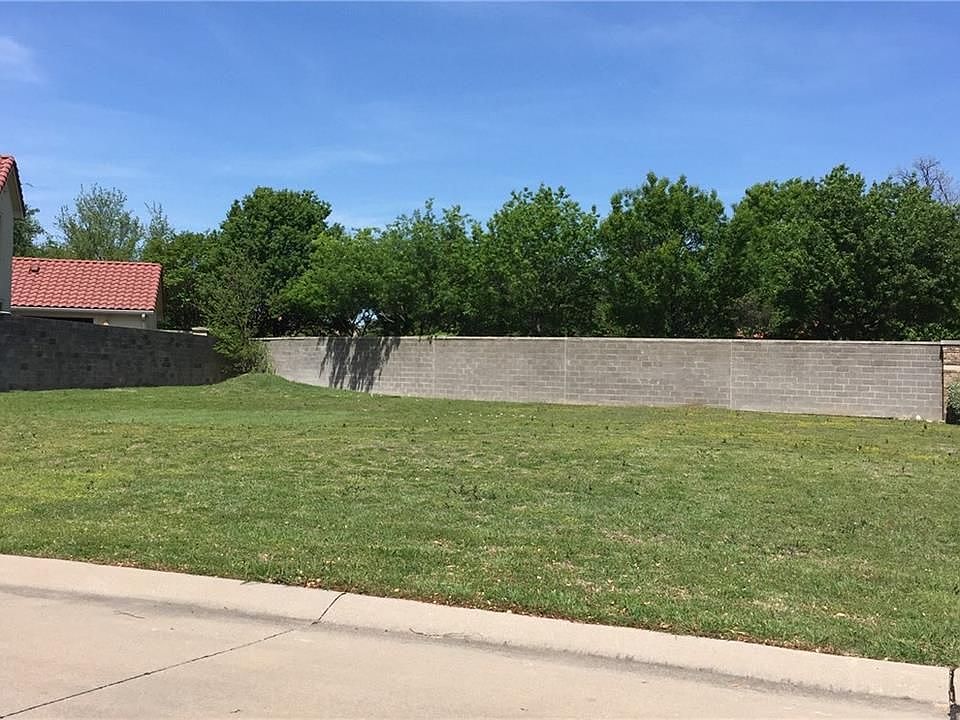 1st image of 900 Cantabria Ct