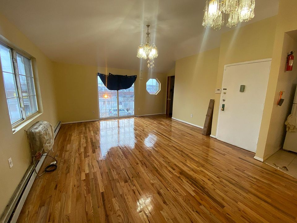 1st image of 936 E 59th St Floor 2
