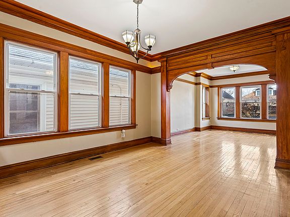 3rd image of 2507 Clarence Ave
