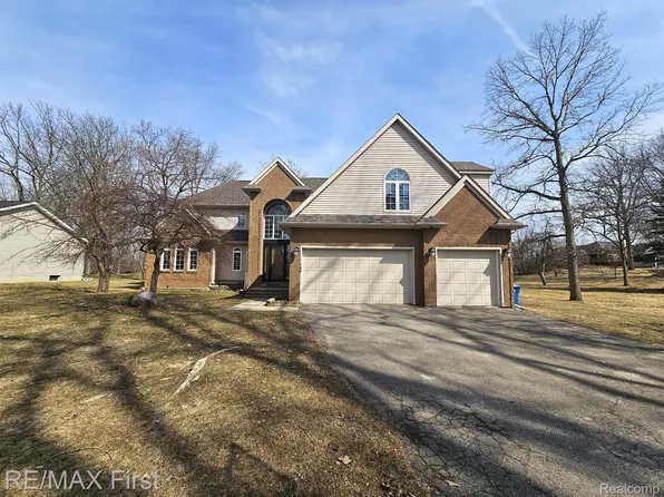 700 Byram Lake Dr, Linden, MI 48451