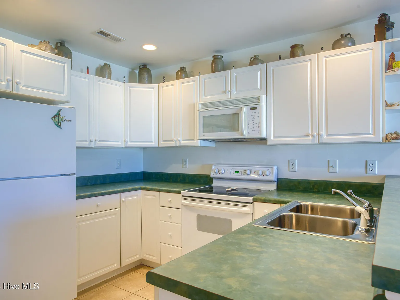 3 bed, 3.0 bath, $2,300 — Photo 3