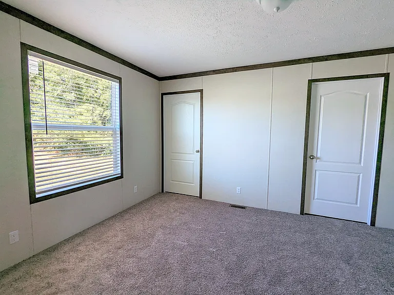 558 Delaware St — Photo 4