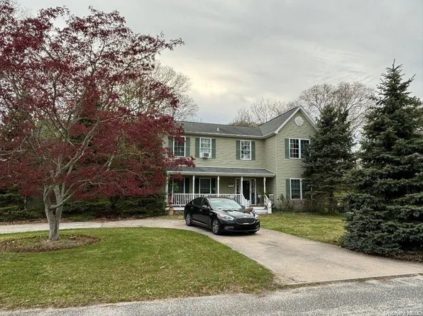 10 Coolidge Rd, Hampton Bays, NY 11946
