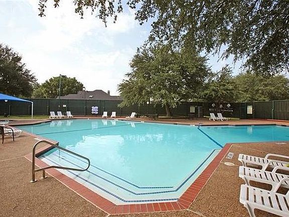 CLUB POOL AND TENNIS COURTS INCLUDED!