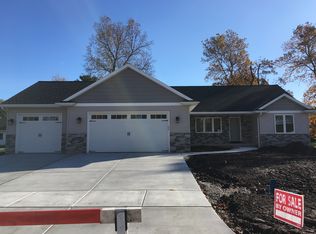455 Meadow Wind Dr, Green Bay, WI 54311