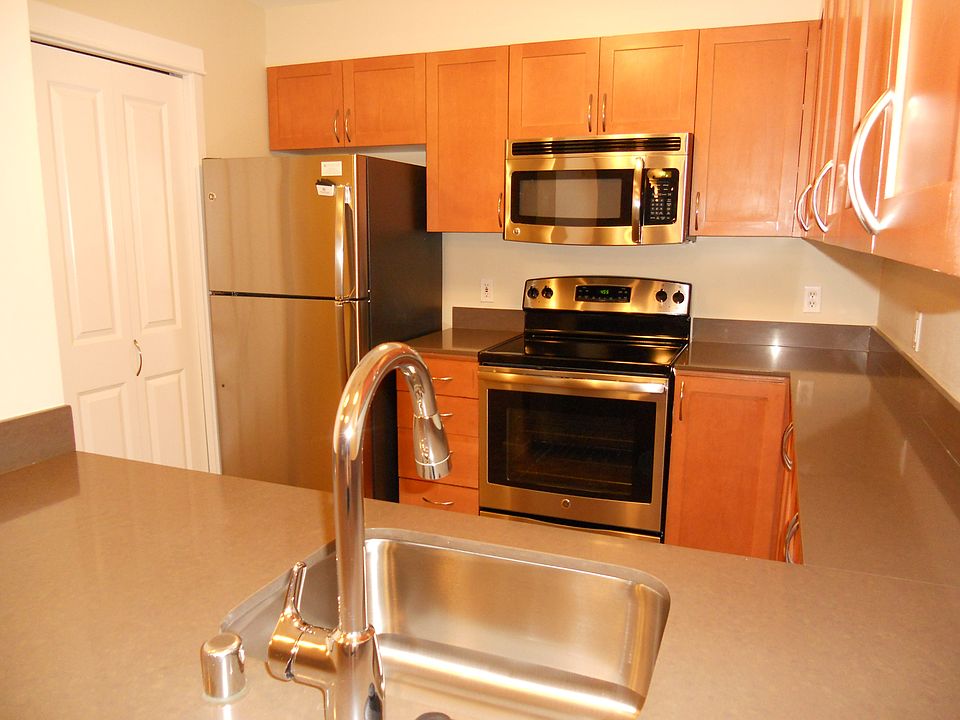 Beautifully Updated Kitchen w/ quartz counter tops