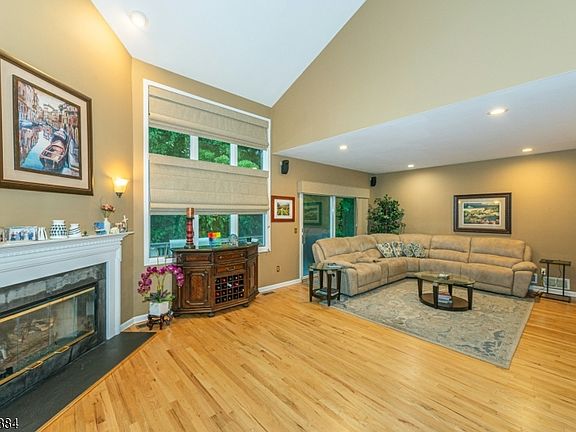 5th image of 15 Fair Ridge Ct