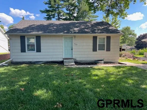 6137 Gladstone St, Lincoln, NE 68507