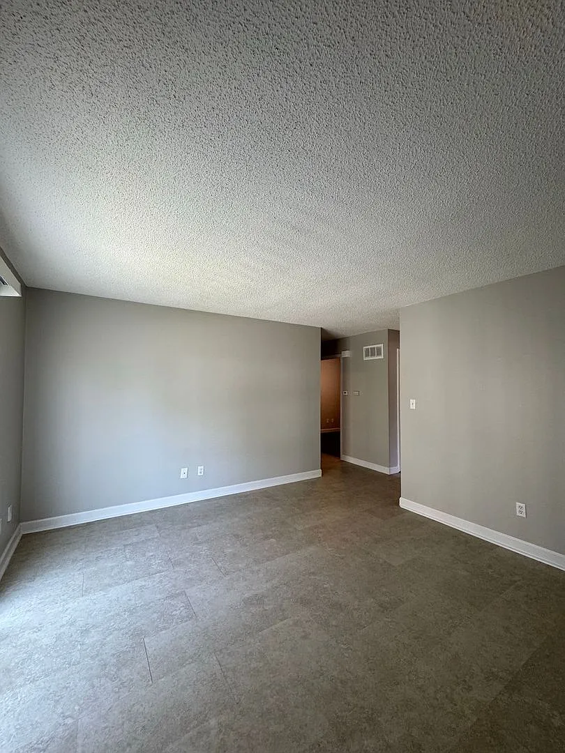 2 Bed Duplex with Bonus Room & Garage — Photo 3