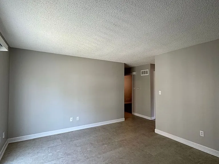 1104 E South Ave — Photo 3