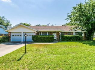 909 Raintree Rd, Fort Worth, TX 76103