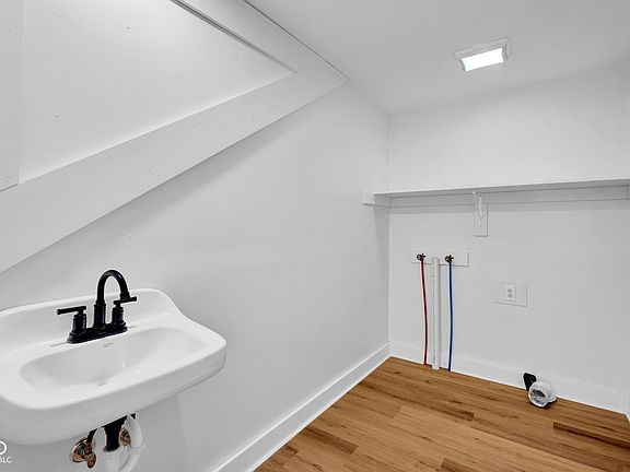 5th image of 225 E Jackson St