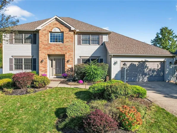 4029 Vincent Dr, Seven Hills, OH 44131