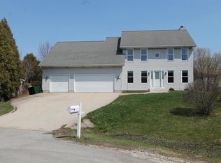 31000 Lake Pointe Ct, Waterford, WI 53185