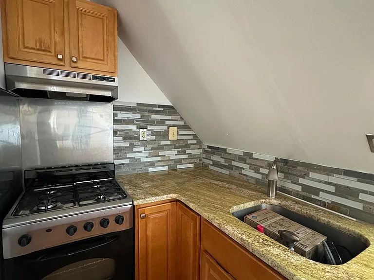 Kitchen w/stainless steel appliances and granite countertops