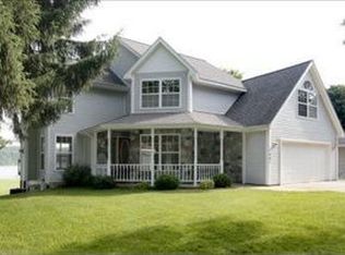 1461 E Crooked Lake Dr, Kalamazoo, MI