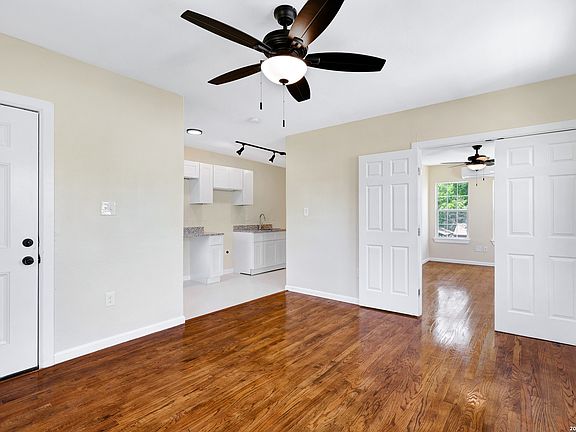 4th image of 834 W Russell Pl