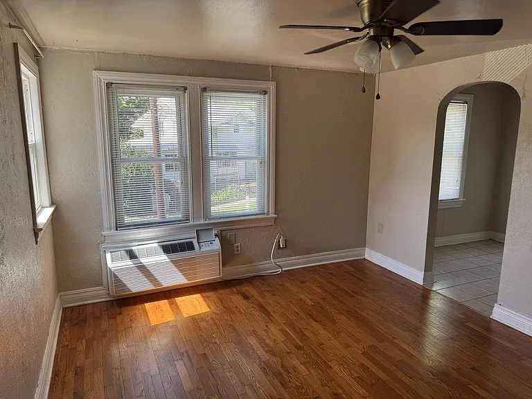 608 W Symmes St — Photo 7