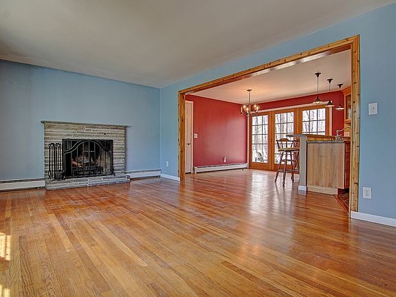4th image of 31 Maplewood Dr