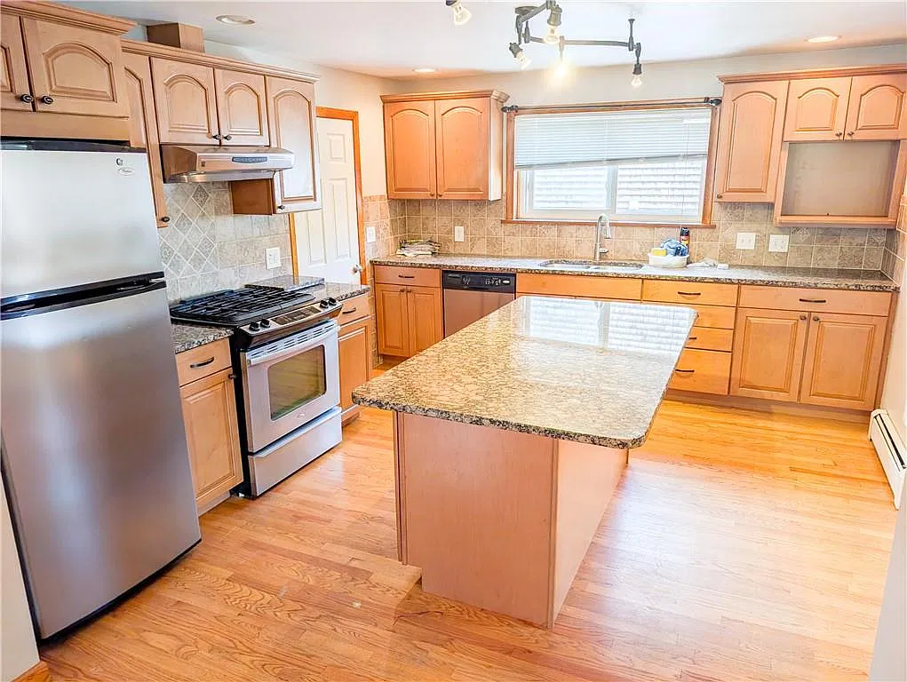 2 bed, 713 sqft, $2,100 — Photo 3