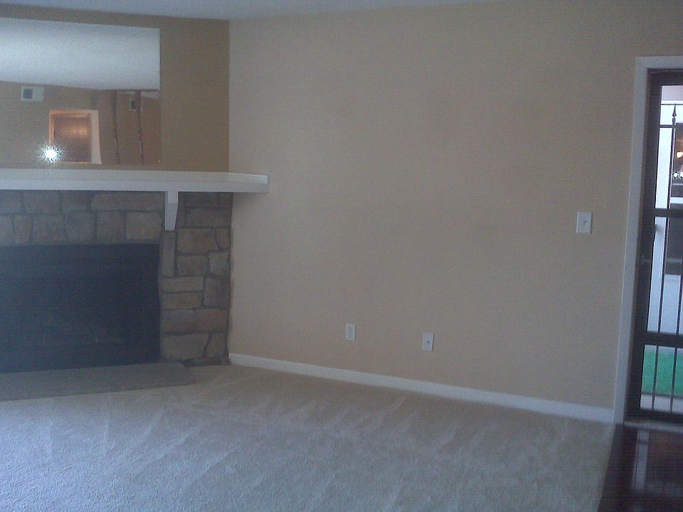 Entry living room + fireplac