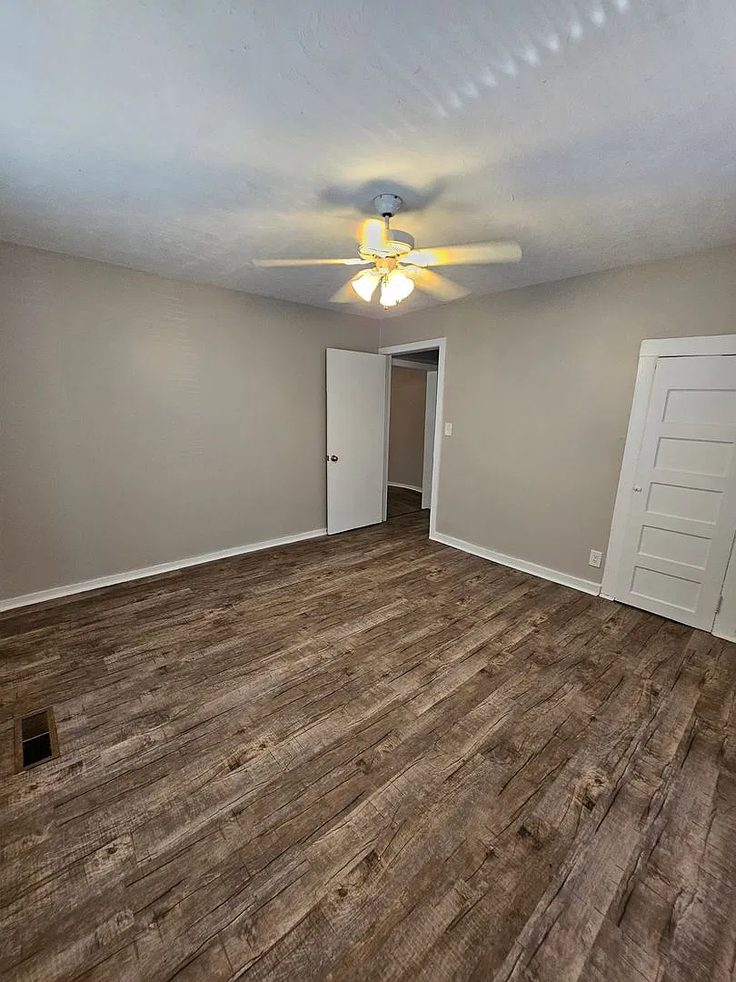 2 Bedroom Home - Tuscumbia, AL — Photo 4