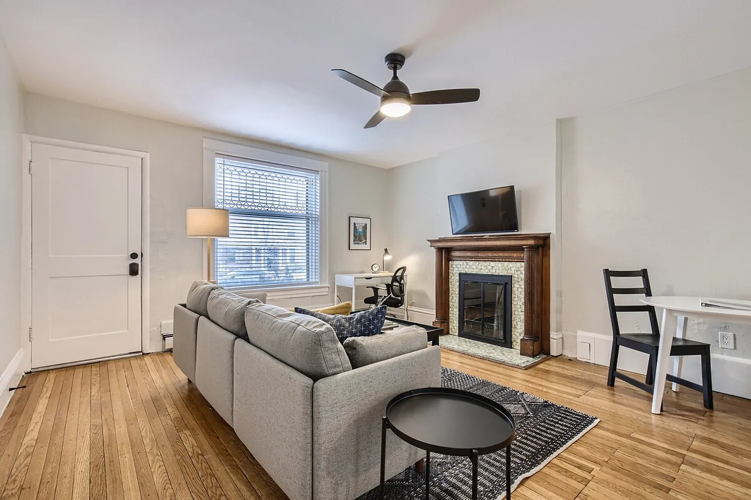 2 bed, 1.0 bath, 914 sqft, $3,493 — Photo 3
