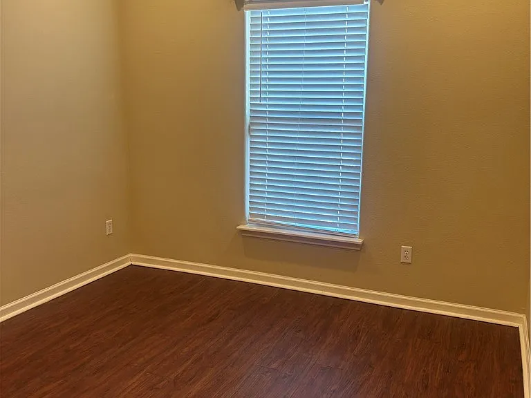 931 Moore Ave — Photo 4