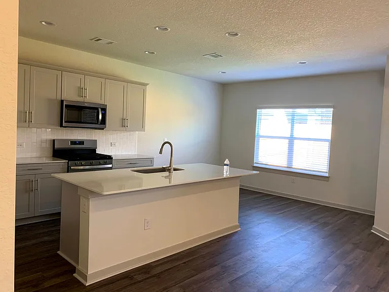1812 Bonham Ln — Photo 7