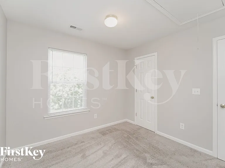 916 Lakehill Rd — Photo 13