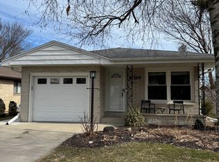 1812 N 117th St, Wauwatosa, WI 53226