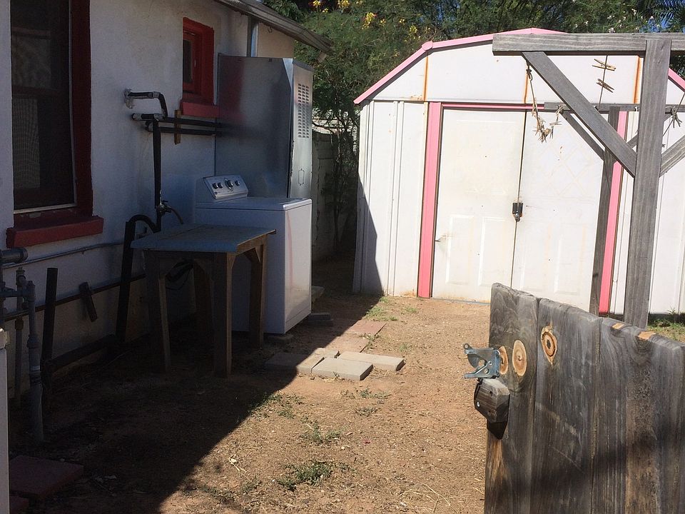 side yard with shed, washer, dryer