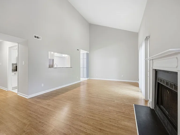1509 Clermont Rd — Photo 5
