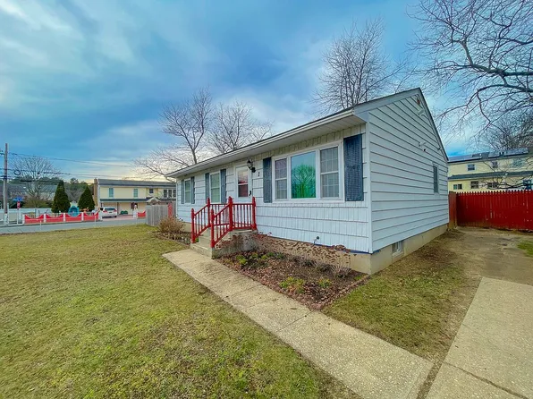 1 Jensen Rd, Bay Shore, NY 11706