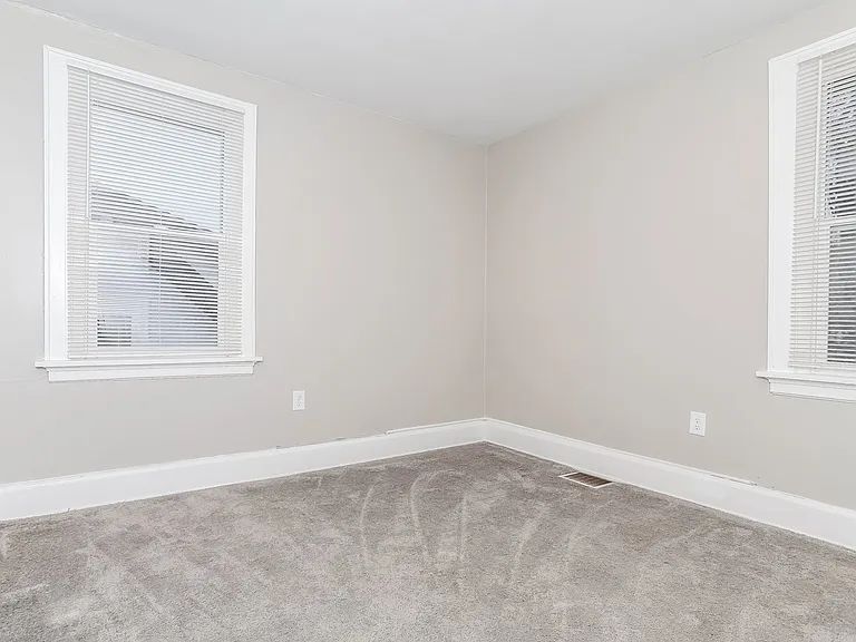 500000_026_bedroom_13440964.jpg