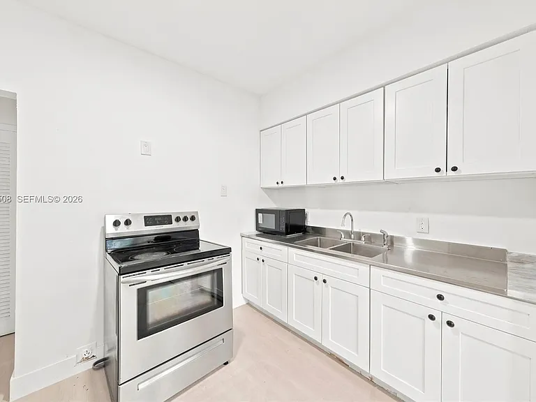 121 NE 56th St #3 — Photo 7