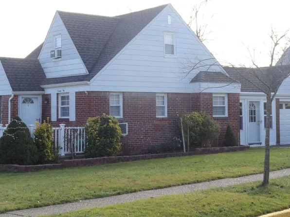 22 Whiteoak Dr, Lodi, NJ 07644